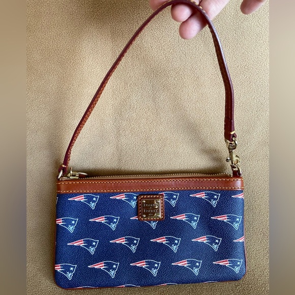 DOONEY & BOURKE NFL Patriots Football Team Fan Small Clutch Wristlet - Picture 1 of 9